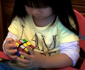 Fille qui résout un Rubik's Cube à 2 ans